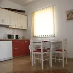 شقة Rados